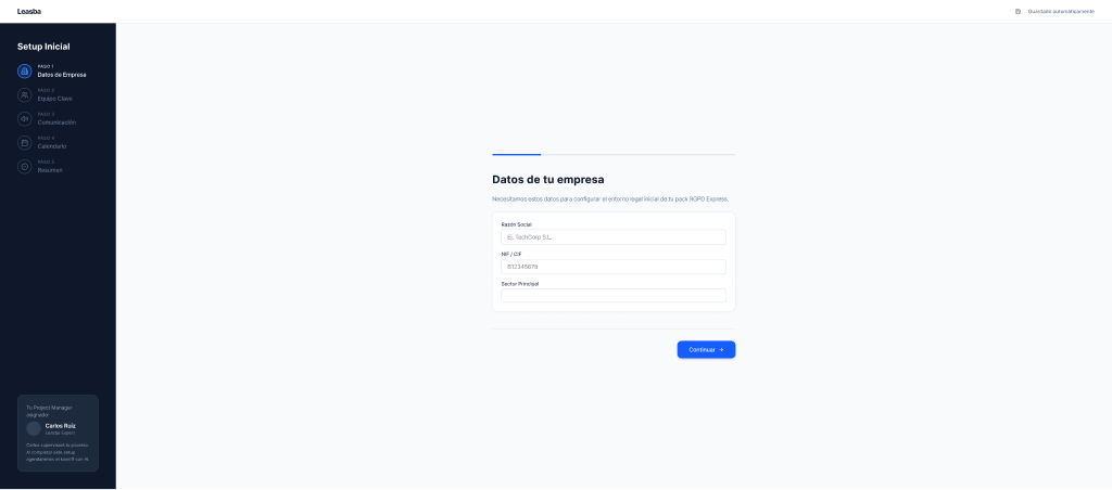 Asistente de incorporación inicial con pasos laterales, formulario de datos de empresa y guardado automático.